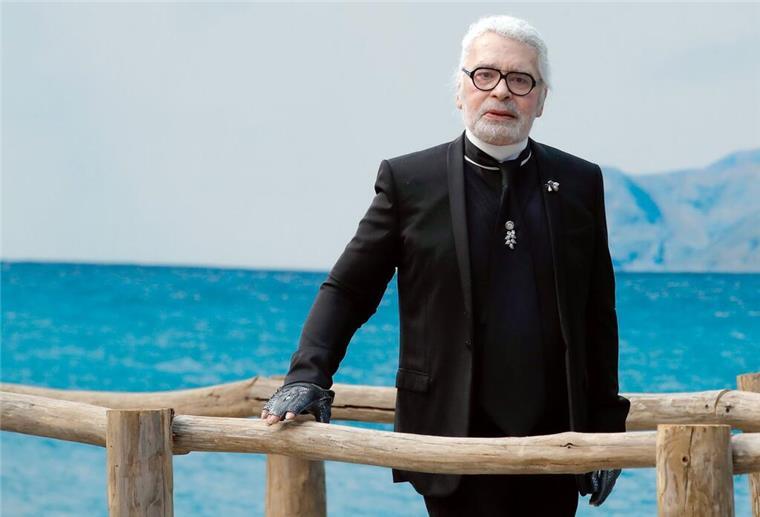 Warum gibt es kein Grab von Karl Lagerfeld? Karl Lagerfeld bei einem seiner letzten Auftritte - im Oktober 2018 im Pariser Grand Palais bei der Präsentation einer Chanel-Modekollektion.