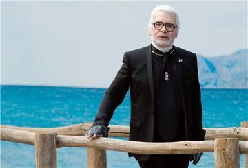 Karl Lagerfeld bei einem seiner letzten Auftritte - im Oktober 2018 im Pariser Grand Palais bei der Präsentation einer Chanel-Modekollektion.