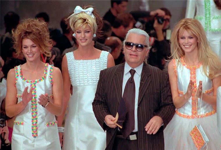 Karl Lagerfeld zeigt sich mit den Models Cindy Crawford (v.l) aus den USA, Linda Evangelista aus Kanada und Claudia Schiffer aus Deutschland (1995).
