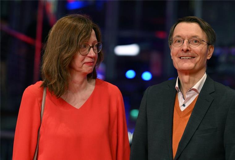 Lauterbach zeigt sich mit neuer Freundin auf rotem Teppich Karl Lauterbach mit Freundin Elisabeth Niejahr.