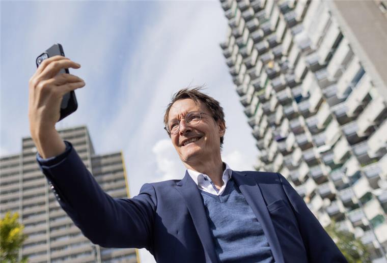 Karl Lauterbach startet TikTok-Offensive Karl Lauterbach (SPD), Bundesgesundheitsminister, macht ein Selfie.