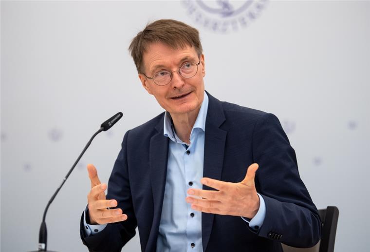 Karl Lauterbach (SPD), Bundesgesundheitsminister, spricht bei einer Pressekonferenz zum Thema Affenpocken, die am Rande des Ärztetages stattfindet.