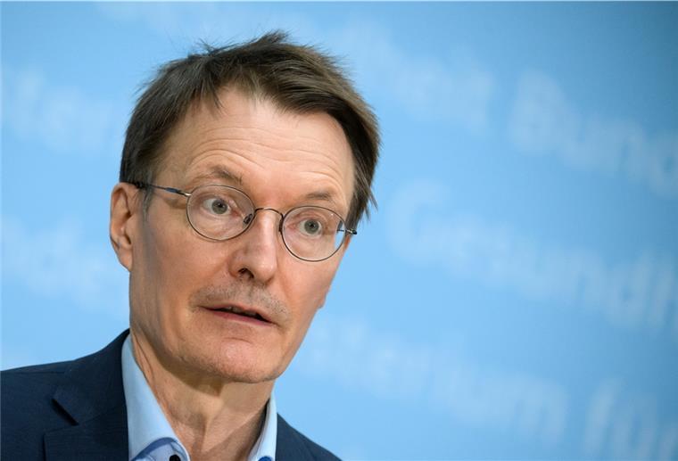 Positiver Coronatest: Keine Quarantänepflicht mehr ab Mai Karl Lauterbach (SPD), Bundesminister für Gesundheit, äußert sich bei einer Pressekonferenz im Bundesministerium der Gesundheit nach der Videokonferenz der Gesundheitsministerinnen und -minister von Bund und Länder zu neuen Quarantäne-Regeln.