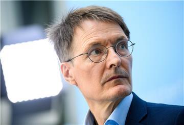 Karl Lauterbach (SPD), Bundesminister für Gesundheit, äußert sich bei einer Pressekonferenz in seinem Ministerium zur Impfstrategie für den Herbst und zum G7-Gipfel der Gesundheitsminister am Donnerstag.
