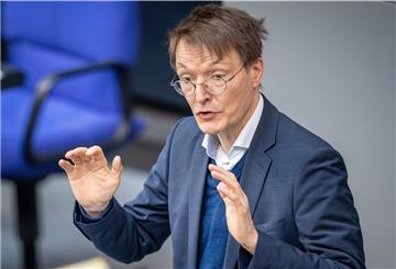 Karl Lauterbach (SPD), Bundesminister für Gesundheit, spricht im Plenum im Bundestag. 