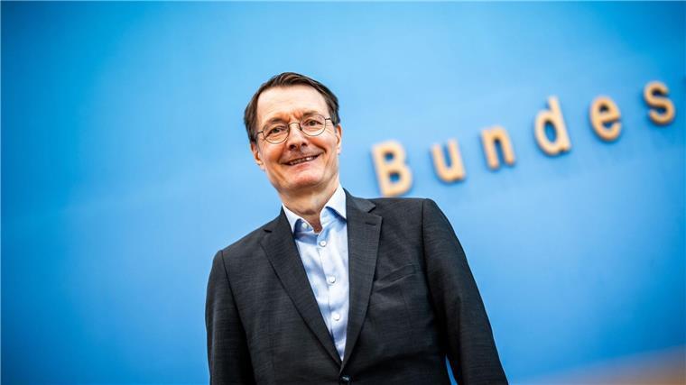 Lauterbach kündigt Einschränkungen beim Verkauf an Karl Lauterbach (SPD), Bundesminister für Gesundheit, spricht bei einer Pressekonferenz.