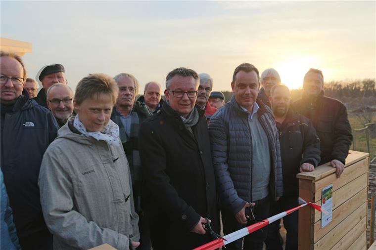 Aussichtsturm an der "Schatzgrube Weißenberg" in Hagen ist fertig Karla Mombeck von der Bürgerinitiative MUT, Bürgermeister Andreas Wittenberg (Mitte) und SPD-Landtagsabgeordneter Oliver Lottke geben den neuen Aussichtsturm an der „Schatzgrube Weißenberg“ frei. Das Bauwerk wurde unter anderem aus EU-Mitteln erstellt.