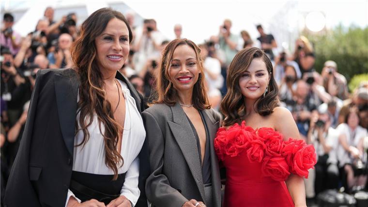 Selena Gomez: „Ich weiß nicht, ob ich sexy bin“ Karla Sofía Gascon (l-r), Zoe Saldana und Selena Gomez stellen ihren Film in Cannes vor.