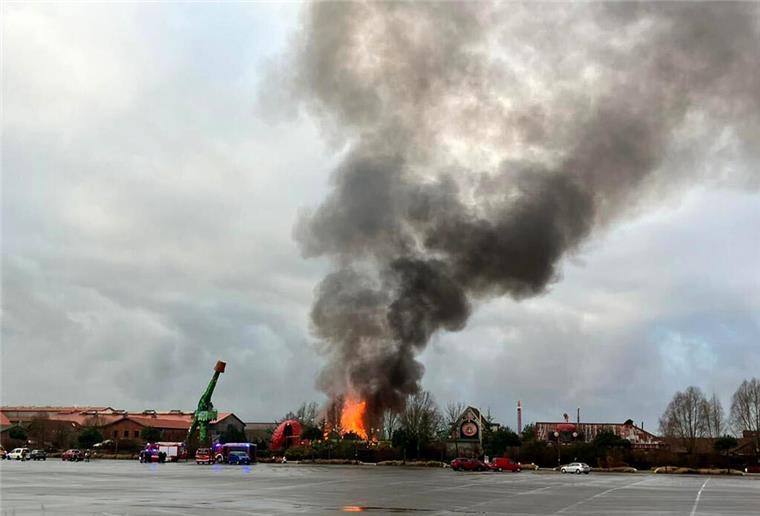 Großeinsatz in Karls Erlebnis-Dorf: Brand bei „Traktor-Bahn“ Karls Erlebnis-Dorf: Brand bei „Traktor-Bahn“ schnell gelöscht
