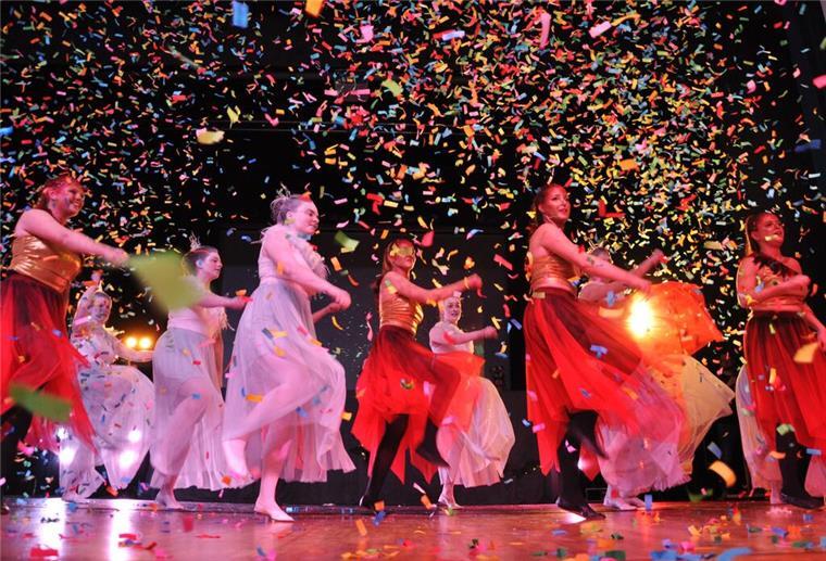 Karneval im Konfetti-Regen: Die Ellwürder Narren brannten ein grandioses Feuerwerk ab.