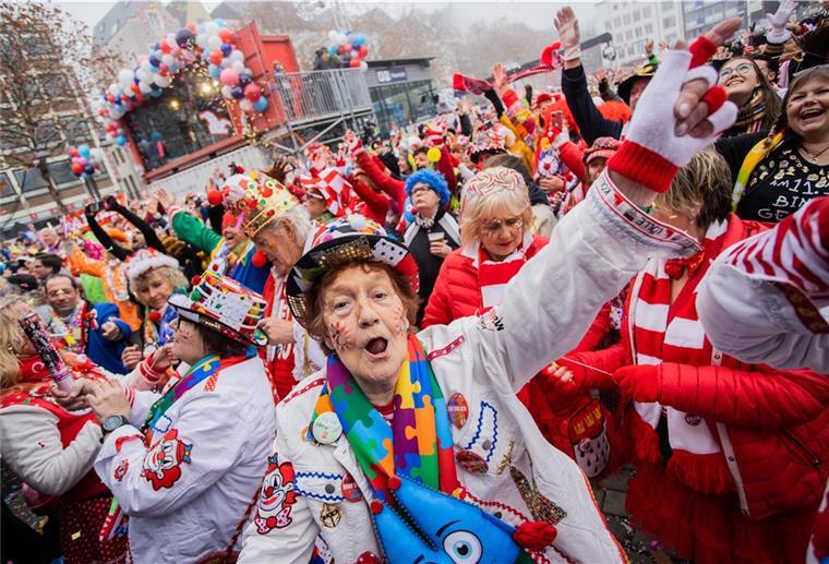 Riesengedränge an Kölner Karnevals-Hotspot Jecken feiern den Auftakt der Karnevalssession auf dem Heumarkt pünktlich um 11:11 Uhr.