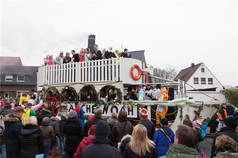 Rund 7000 Jecken feiern ausgelassen im Wehdeler Karneval Karneval in Wehdel: Die Arche Noah bahnt sich ihren Weg durch die Ortschaft.
