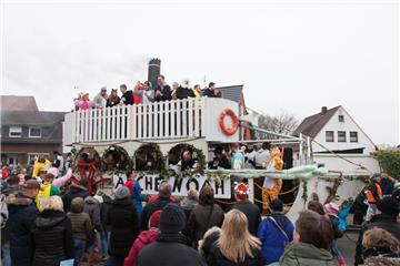 Karneval in Wehdel: Die Arche Noah bahnt sich ihren Weg durch die Ortschaft.