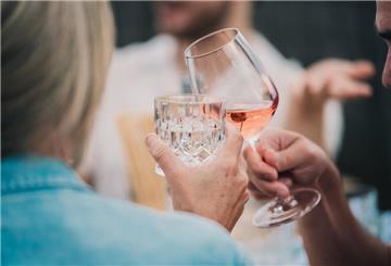 ILLUSTRATION - Keinen Alkohol mehr zu trinken, kann herausfordernd sein - gerade wenn im Umfeld getrunken wird. (zu dpa: «Alkohol: Was Frauen über die Gefahren wissen sollten») Foto: Zacharie Scheurer/dpa-tmn - Honorarfrei nur für Bezieher des dpa-Themendienstes +++ dpa-Themendienst +++