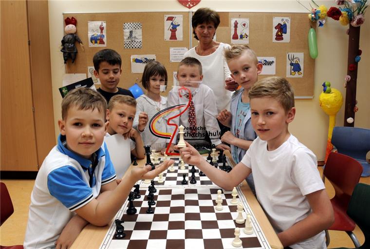 Erste "Deutsche Schach-Schule" in Bremerhaven Karriere mit kühlen Köpfen: Schachlehrerin Elena Herdt hat mit ihrer Mannschaft bei den Deutschen Schul-Schach-Meisterschaften in Thüringen unter 65 Schulen den fünften Platz geschafft.