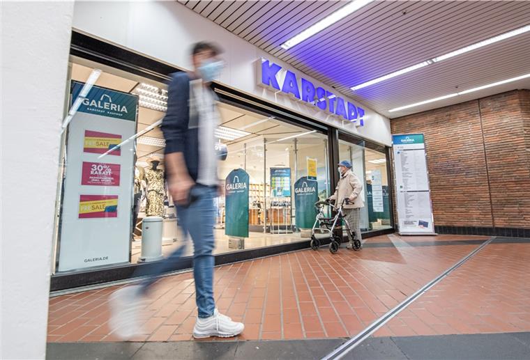 Karstadt Bremerhaven: Mitarbeiter am Limit Karstadt verlängert die Öffnungszeiten vorm Lockdown nicht. Ob die für Januar geplante Schließung in Bremerhaven dadurch vorgezogen wird, ist unklar.