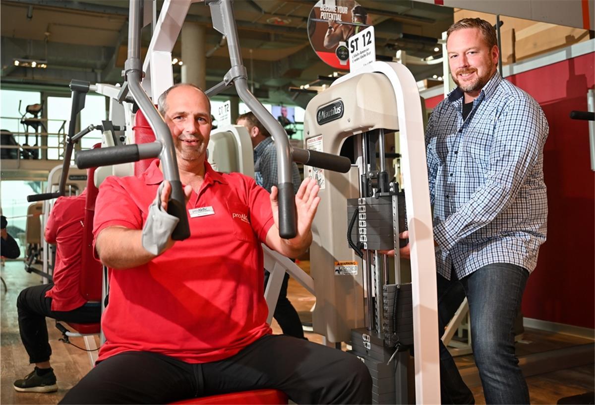 Fitnessstudios in der Region wieder im Aufwind Karsten Meyer (rechts) und Matthias Breustedt vom Fitnessstudio ProAktiv in Bremerhaven wollen wie viele Kollegen in der Branche die Krise mit aller Kraft überwinden.