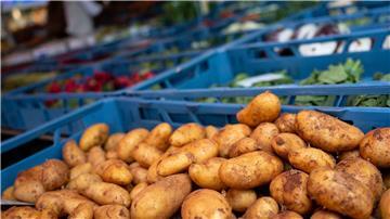Kartoffeln werden auf einem Markt verkauft.