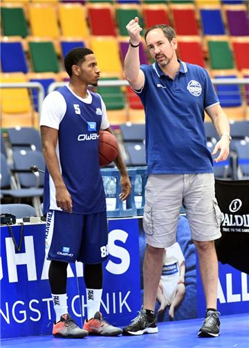 Karvel Anderson (links) ist bereit für Coach Sebastian Machowski und die Eisbären Bremerhaven.