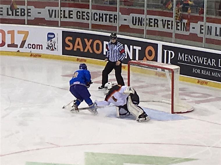 Gelungener Auftakt für Deutschland bei U20-WM in Bremerhaven Kasachstans Dmitri Demyanov überwand Deutschlands Torhüter Cody Brenner mit einem Penalty. Am Ende gewann aber Deutschlands U20 ihr WM-Auftaktspiel
