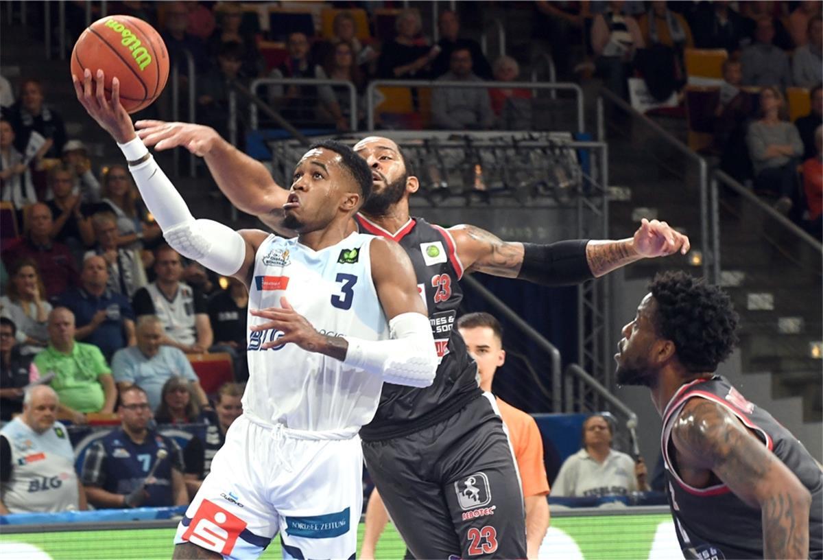 Kasey Hill (links) wird in der kommenden Saison nicht mehr in Bremerhaven auf Korbjagd gehen.