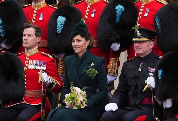 Kate trug passend zum Anlass ein grünes Outfit mit einem goldenen Kleeblatt als Anstecknadel.