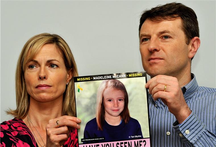 Deutscher im Fall Maddie unter Mordverdacht Kate und Gerry McCann, Eltern der vor 13 Jahren verschwundenen Britin Madeleine McCann, halten bei einem Such-Aufruf das Foto ihrer Tochter.