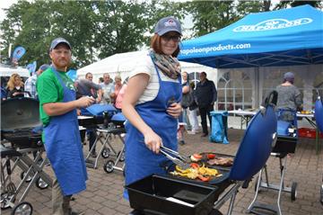 Katharina Krürger lässt's krachen am Grill: Die junge Frau aus Bremervörde startet am Sonnabendnachmittag beim Wettbewerb der Laien.