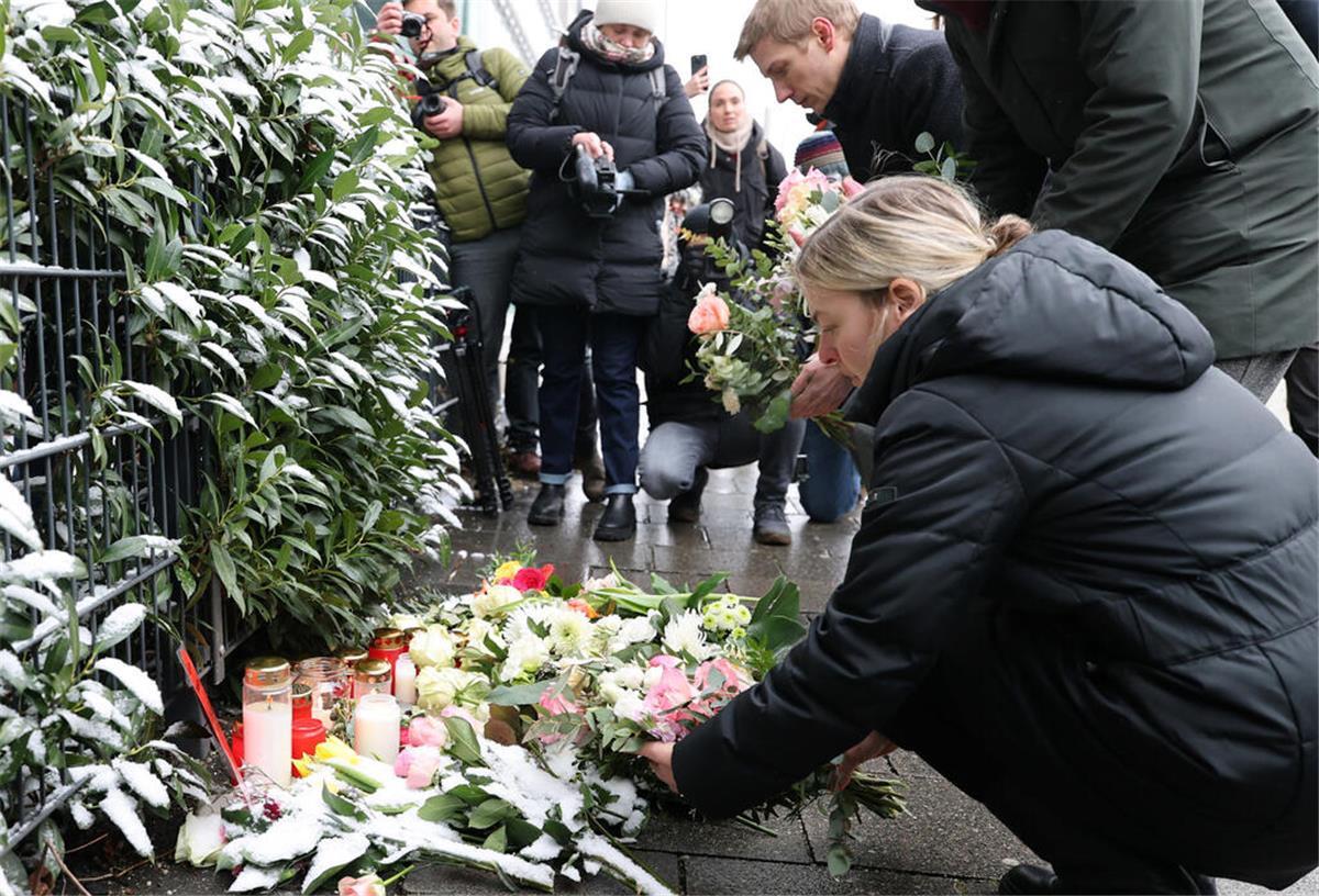 Anschlag in München: Täter spricht in Vernehmung von Absicht 14.02.2025, Bayern, München: Katharina Schulze (r-l) , Grünen-Fraktionsvorsitzende im bayerischen Landtag, Bürgermeister Dominik Krause und weitere Grünen-Politiker legen Blumen nieder an der Stelle, wo am Vortag ein Auto in in eine Ver.di Demonstration gerast war. Dabei wurden 30 Menschen verletzt. Foto: Daniel Löb/dpa +++ dpa-Bildfunk +++