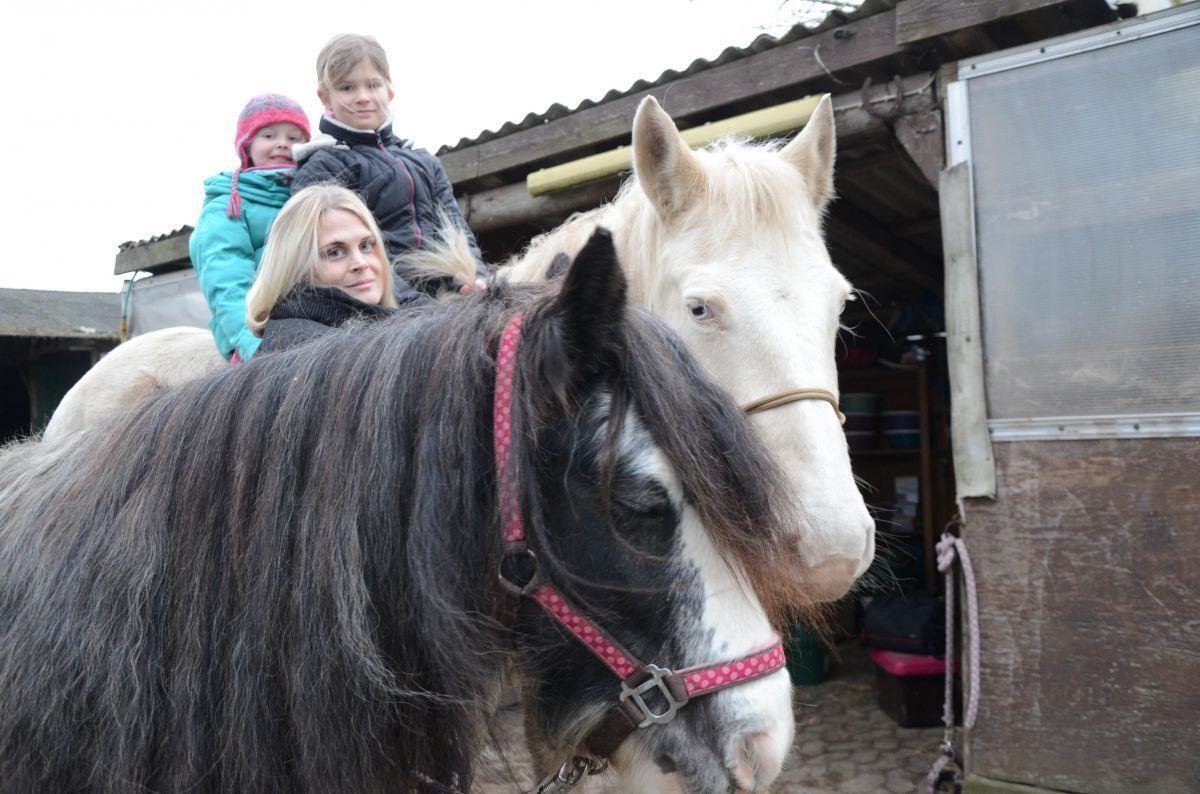Schöne Bescherung auf vier Hufen: Wremerin verschenkt Pferdezeit Kathrin Eibs-Zum Felde, ihre Töchter Jule (rechts) und Greta sowie Susie (links) und Pearl wollen Familien, die nicht so viel Geld haben, zum Fest ein paar schöne Stunden ermöglichen.