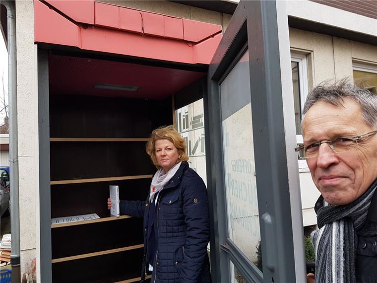 Bremerhaven: Unbekannte stehlen rund 1000 gespendete Bücher Kathrin Hantke und Bernd Pratsch stehen vor dem ausgeräumten Bücherschrank in der Kurfürstenstraße.