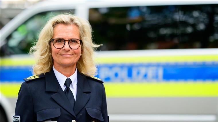 Polizeipräsident warnt Clans bei Amtsübergabe: Sehen Euch Kathrin Schuol, neue Polizeipräsidentin der Polizeidirektion Lüneburg.