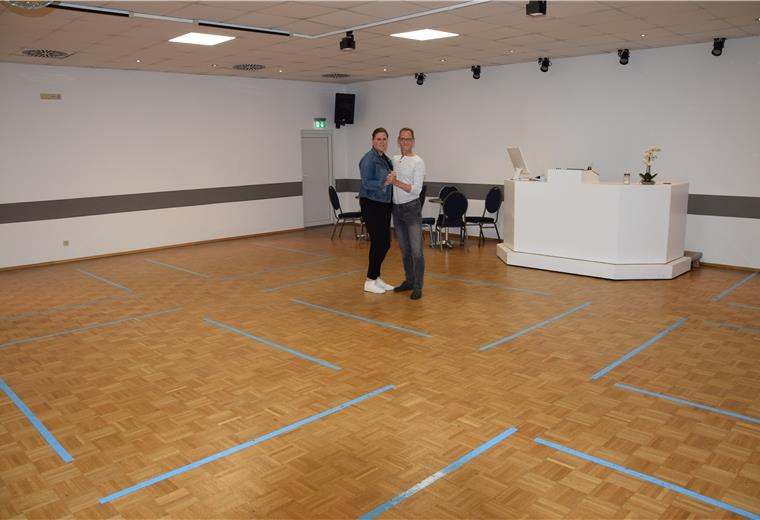 Kathrin und Roberto Hoffmann freuen sich, wieder Kurse geben zu dürfen. Die Nordenhamer Tanzschule musste coronabedingt über zehn Wochen schließen.