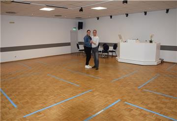 Kathrin und Roberto Hoffmann freuen sich, wieder Kurse geben zu dürfen. Die Nordenhamer Tanzschule musste coronabedingt über zehn Wochen schließen.