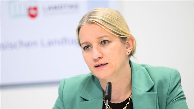 Justizministerin für besseren Schutz des Verfassungsgerichts Kathrin Wahlmann spricht bei einer Kabinettspressekonferenz zum Thema Antisemitismus.