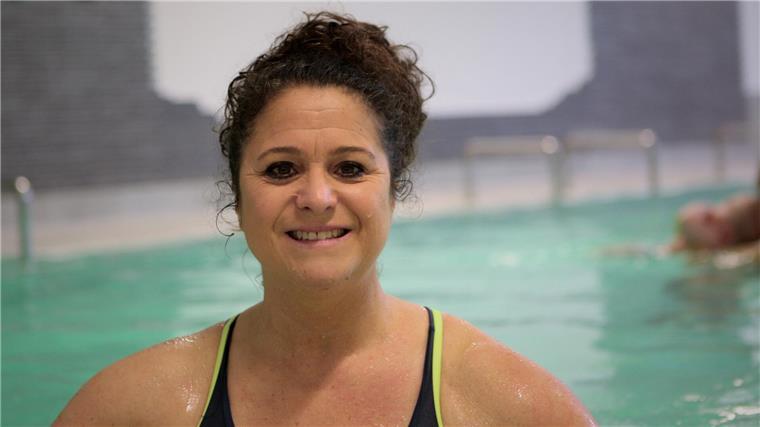 Katia Roehl, bietet verschiedene Kurse im Trainingspool an – unter anderem Aqua Fit.