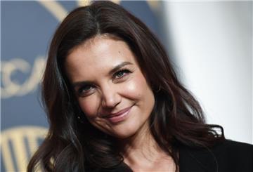 Katie Holmes, US-Schauspielerin, kommt zu der Show des Labels "Marc Cain" bei der Mercedes-Benz Fashion Week. Sie lächelt.