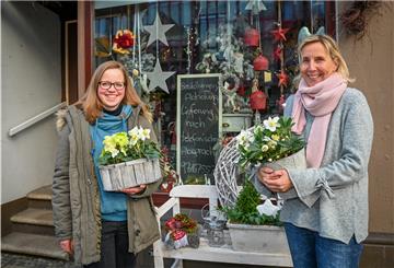 Katja Ambrasas (li.) und Claudia Vollrath Hoffmann vor dem Blumenladen in der Schillerstraße.