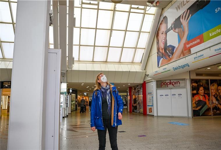 Katja Gundlach aus Hamburg blickt auf unsere Innenstadt. Foto Scheschona