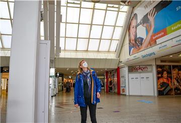 Katja Gundlach aus Hamburg blickt auf unsere Innenstadt. Foto Scheschona