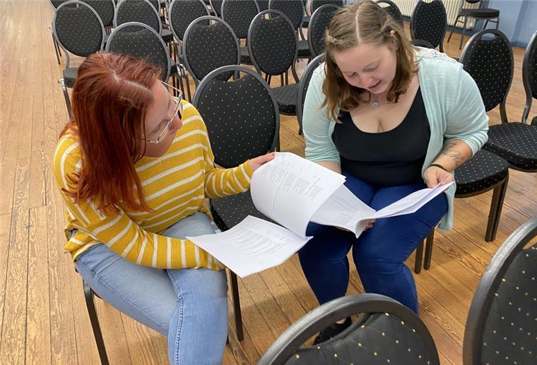 „De Plattdüütschen“ setzen auf die schrillen 70er-Jahre Katja Kramer (links) und Melissa Hattermann blättern durch das Songheft. 34 Lieder auf den 70er-Jahren gilt es auswendig zu lernen.