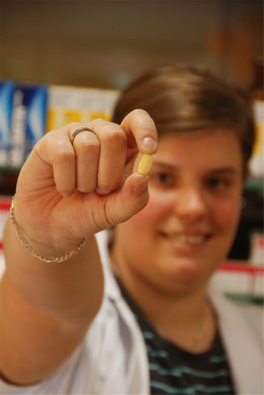 Katja Laue (30) ist Pharmazeutisch-technische Assistentin in der Orchideen-Apotheke in Loxstedt (Foto: Fixy) . „Fußball interessiert mich eigentlich nicht so sehr. Aber ich gucke die Spiele trotzdem mit Freunden – wegen der Gemeinschaft.“ Laue ist aber natürlich Expertin für Pillen. Als Pille bezeichnet man im Fußball-Jargon übrigens den Spielball. Der wird auch manchmal noch als „Leder“ tituliert, obwohl heutzutage kein Ball mehr aus Leder gefertigt wird. Hatte sich der Lederball früher bei Regen vollgesogen, war er schwer wie eine „Kugel“. Weitere Synonyme gefällig: Nülle, Ei, Kirsche. (cd)
