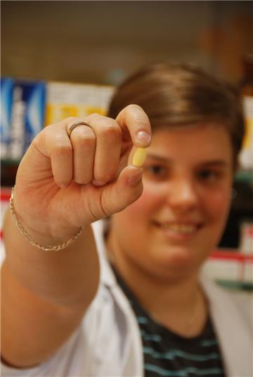 Katja Laue (30) ist Pharmazeutisch-technische Assistentin in der Orchideen-Apotheke in Loxstedt (Foto: Fixy) . „Fußball interessiert mich eigentlich nicht so sehr. Aber ich gucke die Spiele trotzdem mit Freunden – wegen der Gemeinschaft.“ Laue ist aber natürlich Expertin für Pillen. Als Pille bezeichnet man im Fußball-Jargon übrigens den Spielball. Der wird auch manchmal noch als „Leder“ tituliert, obwohl heutzutage kein Ball mehr aus Leder gefertigt wird. Hatte sich der Lederball früher bei Regen vollgesogen, war er schwer wie eine „Kugel“. Weitere Synonyme gefällig: Nülle, Ei, Kirsche. (cd)