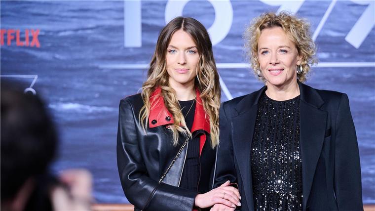 Katja Riemann (rechts) und ihre Tochter Paula Romy inszenieren ab Juli am Berliner Renaissance-Theater ein gemeinsames Stück. (Archivbild)