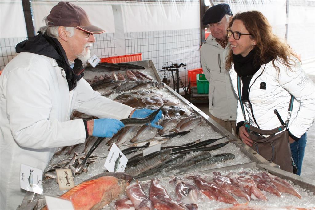 Katrin Isserstedt aus Bayern lässt sich rund um das Thema Fisch beraten.