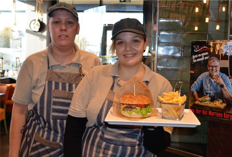 Top-Burger im Edeka Center Knauer Servicepersonal mit Burger