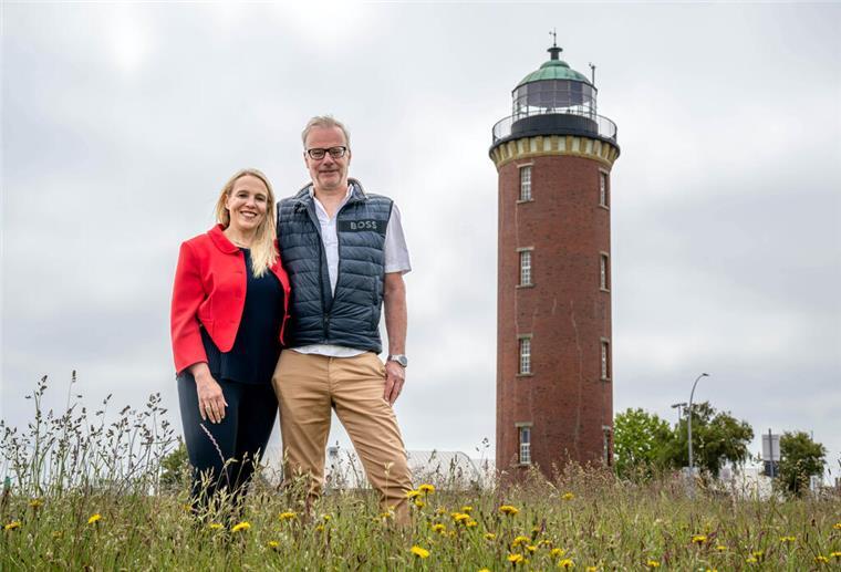 Toller Ausblick inklusive: Einmal übernachten im Cuxhavener Leuchtturm Katrin und Wilhelm Mormann vor ihrem Leuchtturm in Cuxhaven.
