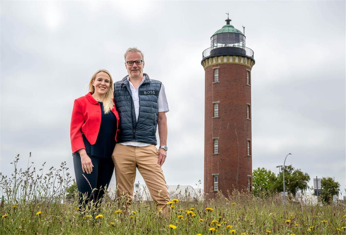 Katrin und Wilhelm Mormann vor ihrem Leuchtturm in Cuxhaven.