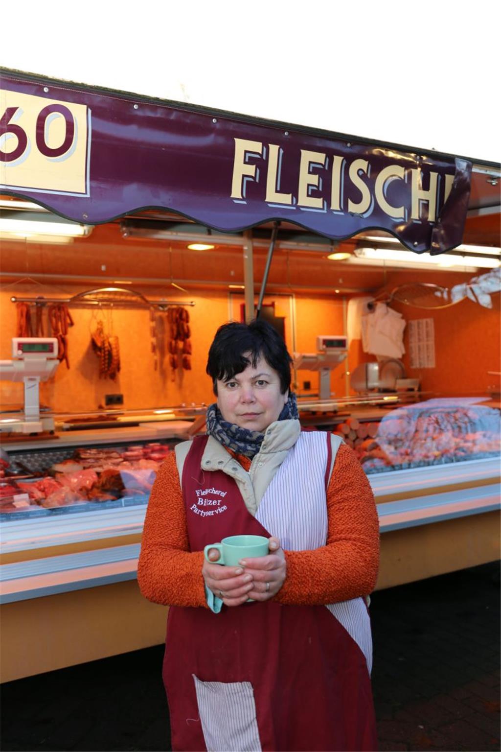 Katrin Wallat (49) bietet Fleisch- und Wurstwaren auf dem Markt an. Sie hat für sich die Handwärmer entdeckt, die im Wasserkocher vorbereitet werden. „Ich stecke mir diese in die Hosentaschen oder die Socken. Das hilft.“ Auch eine warme Tasse Kaffee schade nicht.