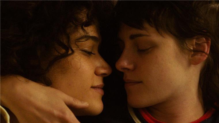 Kristen Stewart beweist ihr Können in „Love Lies Bleeding“ Katy O’Brian (l) und Kristen Stewart spielen ein stürmisches Liebespaar.